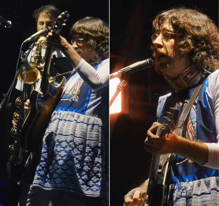 Tim Bernardes veste bata na apresentação do trio O Terno no Coala Festival 2024, na sexta (6), em São Paulo