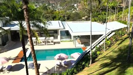 Área externa com piscina na casa de Virginia