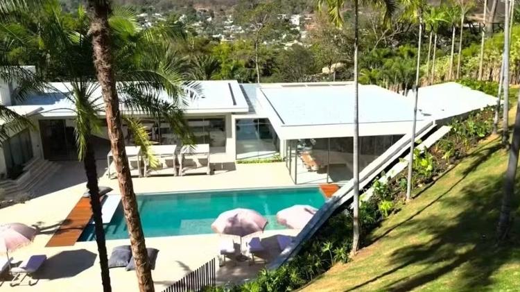 Área externa com piscina na casa de Virginia