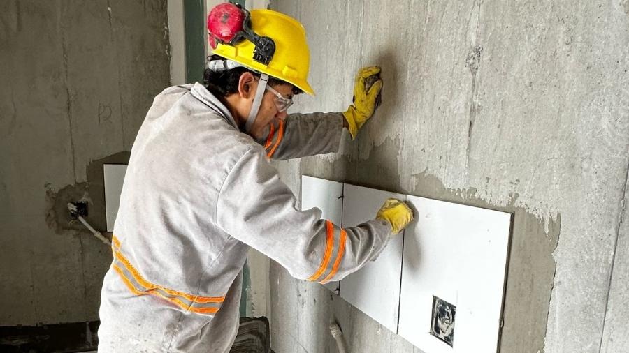 Refugiado trabalha em canteiro de obra da Construtora Tenda Refugiado trabalha em canteiro de obra da Construtora Tenda