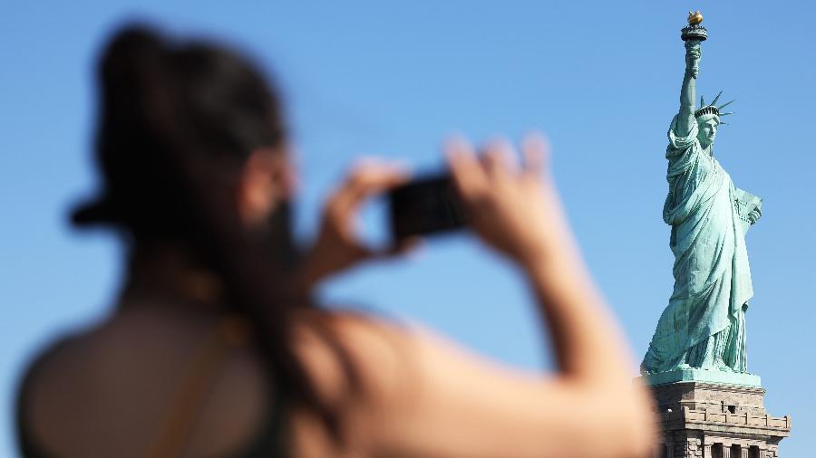 Turista fotografa Estátua da Liberdade Turista fotografa Estátua da Liberdade