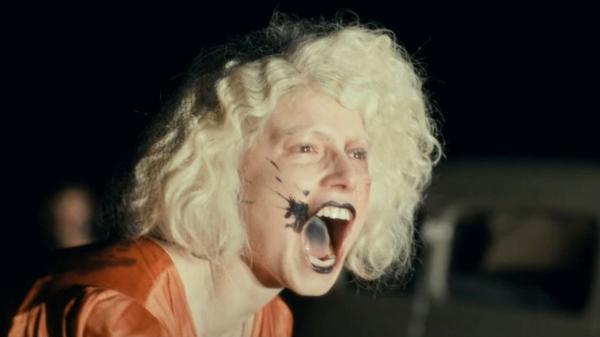 Jessie Buckley é a mulher assassinada que volta à vida no filme 'A Noiva!'