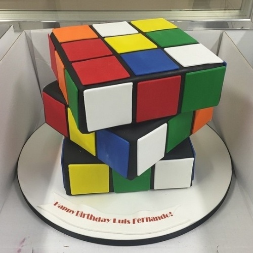 2015 - Cake Boss volta aos anos 80 ao fazer um bolo de cubo mágico