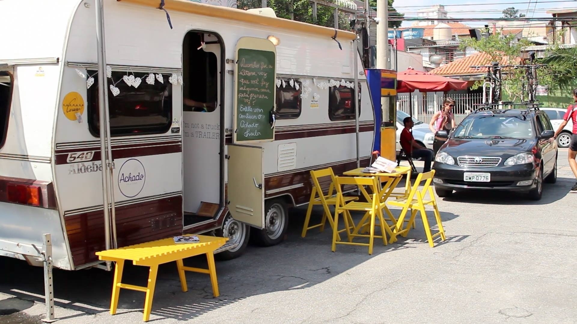 O "Achado Trailer" surgiu da ideia de duas irmãs Camila e Jéssica Machado --inspiradas nos "food trucks"-- fazerem um "fashion truck" com roupas e acessórios - Erika Garrido