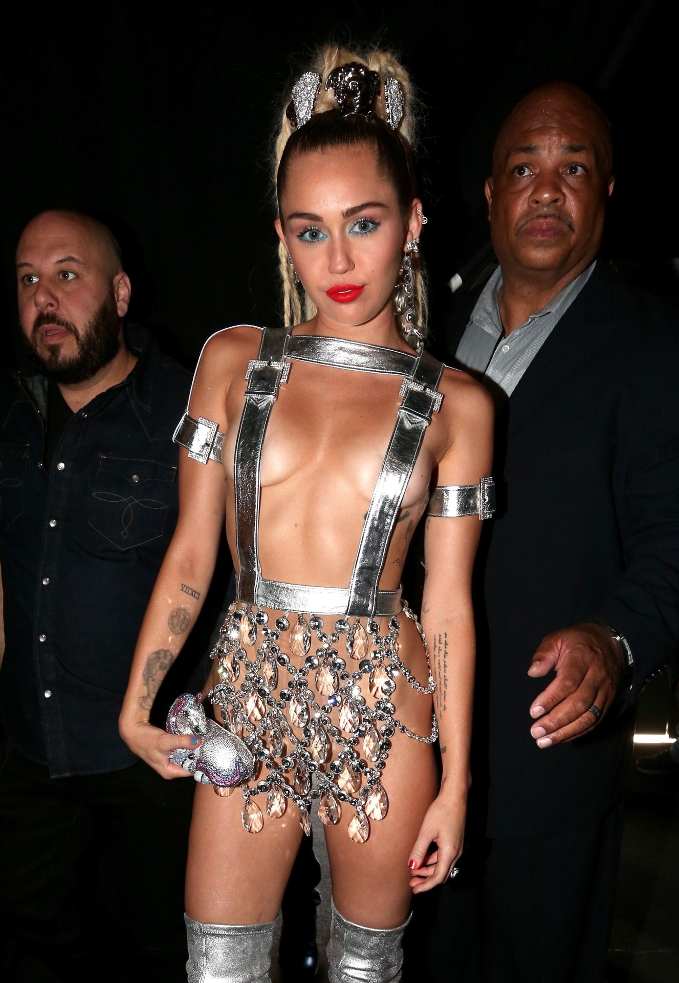 30.ago.2015 - Apresentadora do Video Music Awards 2015, Miley Cyrus atrai toda atenção ao chegar no tapete vermelho com look transparente e decotado - AFP