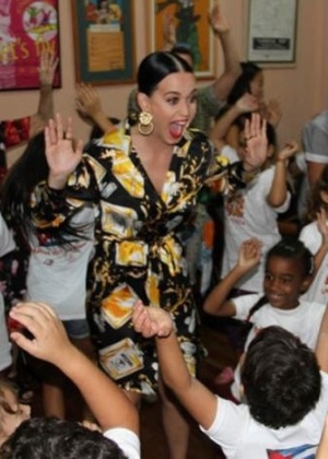 A cantora Katy Perry visitou a Companhia Infantil La Colmenita, grupo de teatro infantil, em Havana, Cuba - Reprodução/Granma