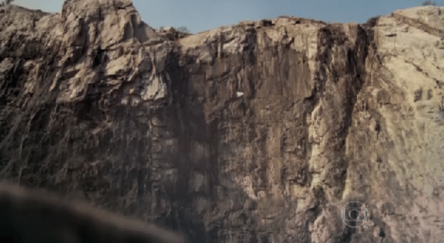 22.out.2015 - Boa parte da última sequência da primeira fase foi realizada em externa e no próprio Projac, complexo de estúdios da emissora no Rio, e foi feita com o apoio de chroma key --fundo verde ou azul preenchido com imagens de computação gráfica--, dublês e um piscina coberta com um plástico preto - Reprodução/TV Globo