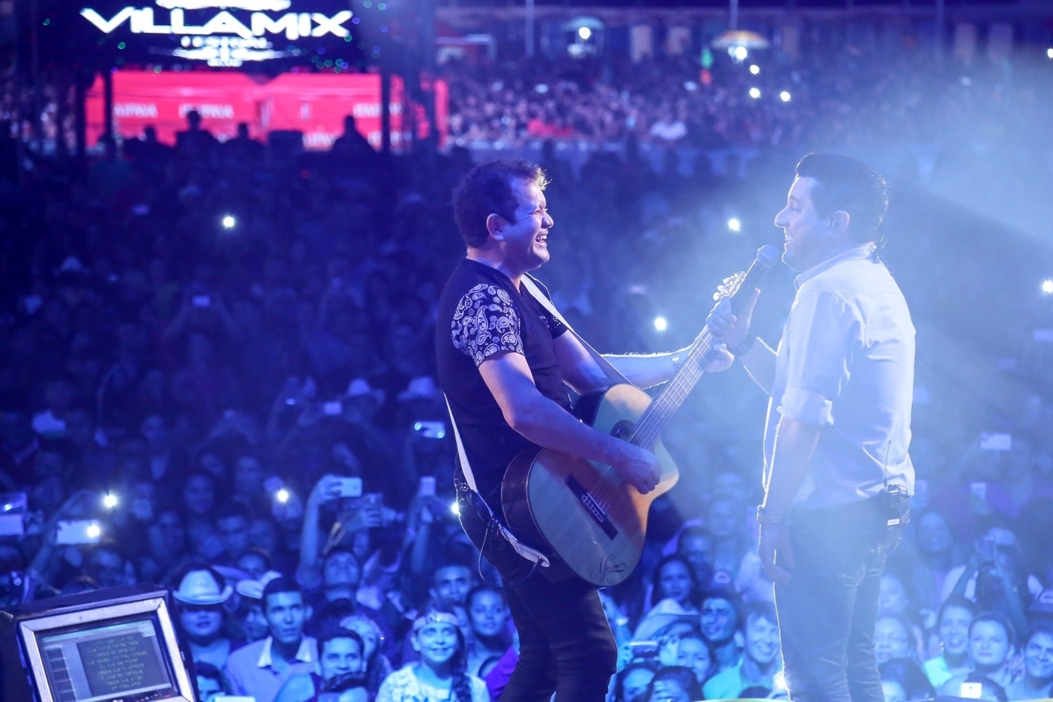 20.nov.2015 - Chamado ao palco, Chimbinha dá uma palhinha e toca com o sertanejo Bruno, da dupla com Marrone, em Belém - Caio Duran / Azzi Agency / Divulgação