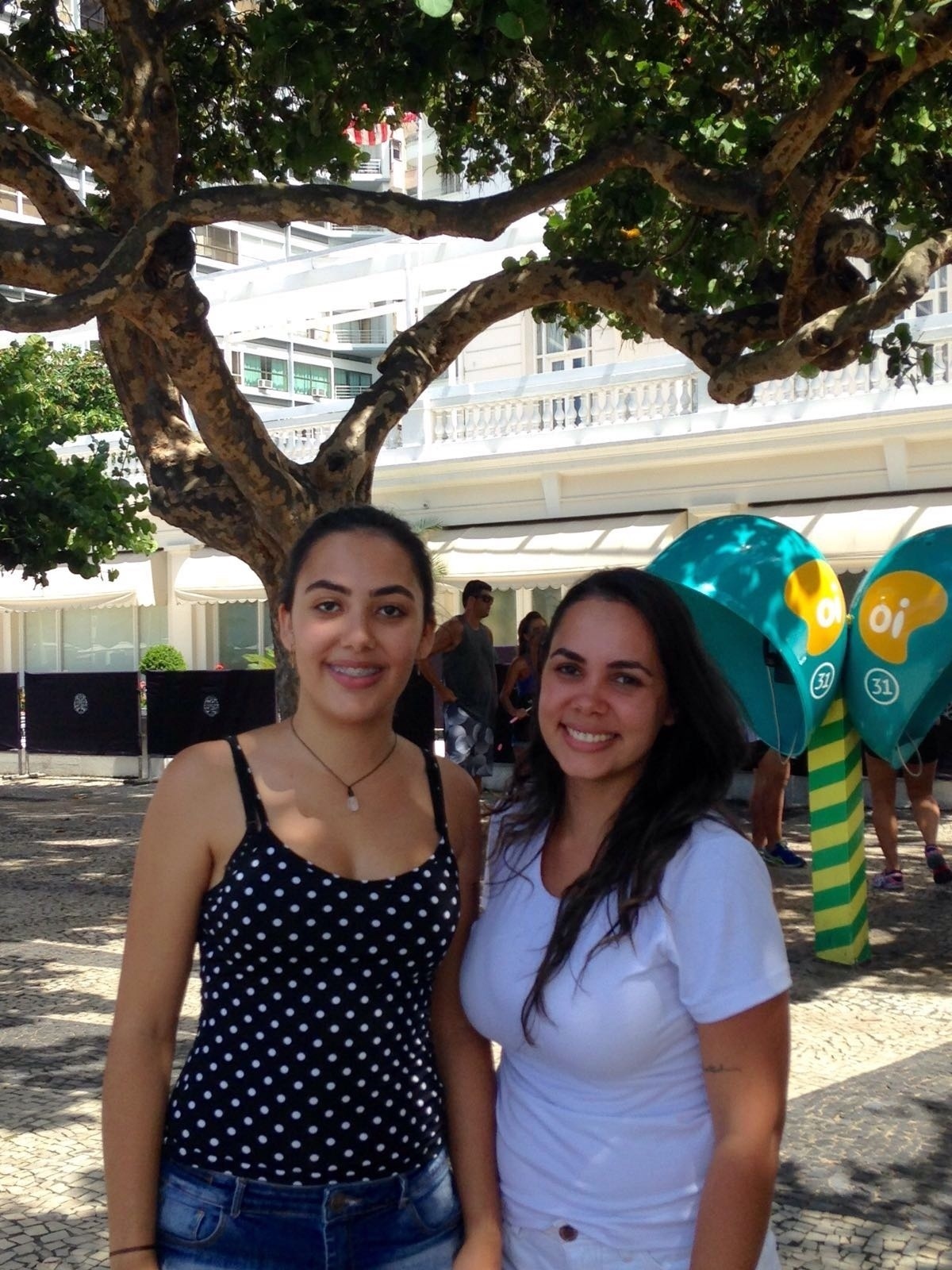 20.fev.2016 - Fãs dos Rolling Stones, as estudantes Lara Pena, 20, e Lorena Oliveira, 25, fazem plantão na porta do hotel Copacabana Palace - Ana Paula Bazolli/UOL