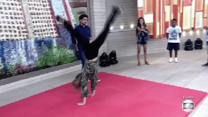 26.mai.2015 - Apresentadora substituta no "Encontro com Fátima Bernardes", da Globo, Ana Furtado deu uma pirueta (e com salto) durante o programa ao vivo, nesta quinta-feira (26) - Reprodução/TV Globo