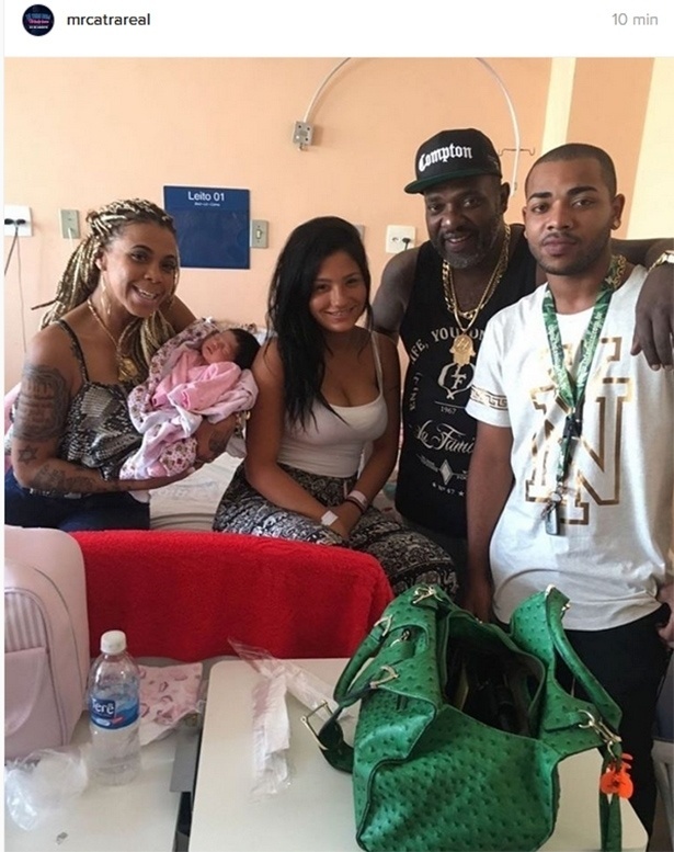 27.set.2016- Pai de 32 filhos, Mr. Catra comemora o nascimento de sua netinha: "Estou muito feliz! Vim compartilhar com vocês que nasceu a minha netinha linda, Luara! Deem as boas vindas, gente", escreveu o cantor no Instagram, que já tem quatro netos - Reprodução/Instagram