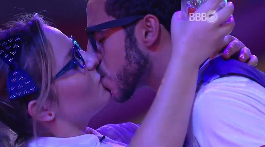 Não demorou para ela engatar o romance com Matheus, que entrou dias depois no reality. Ela se encantou pelo brother de sotaque caipira e viveu uma paixão intensa. Do lado de fora da casa, o público desconfiava das verdadeiras intenções do rapaz que não aparentava estar tão envolvido... - Reprodução/TV Globo