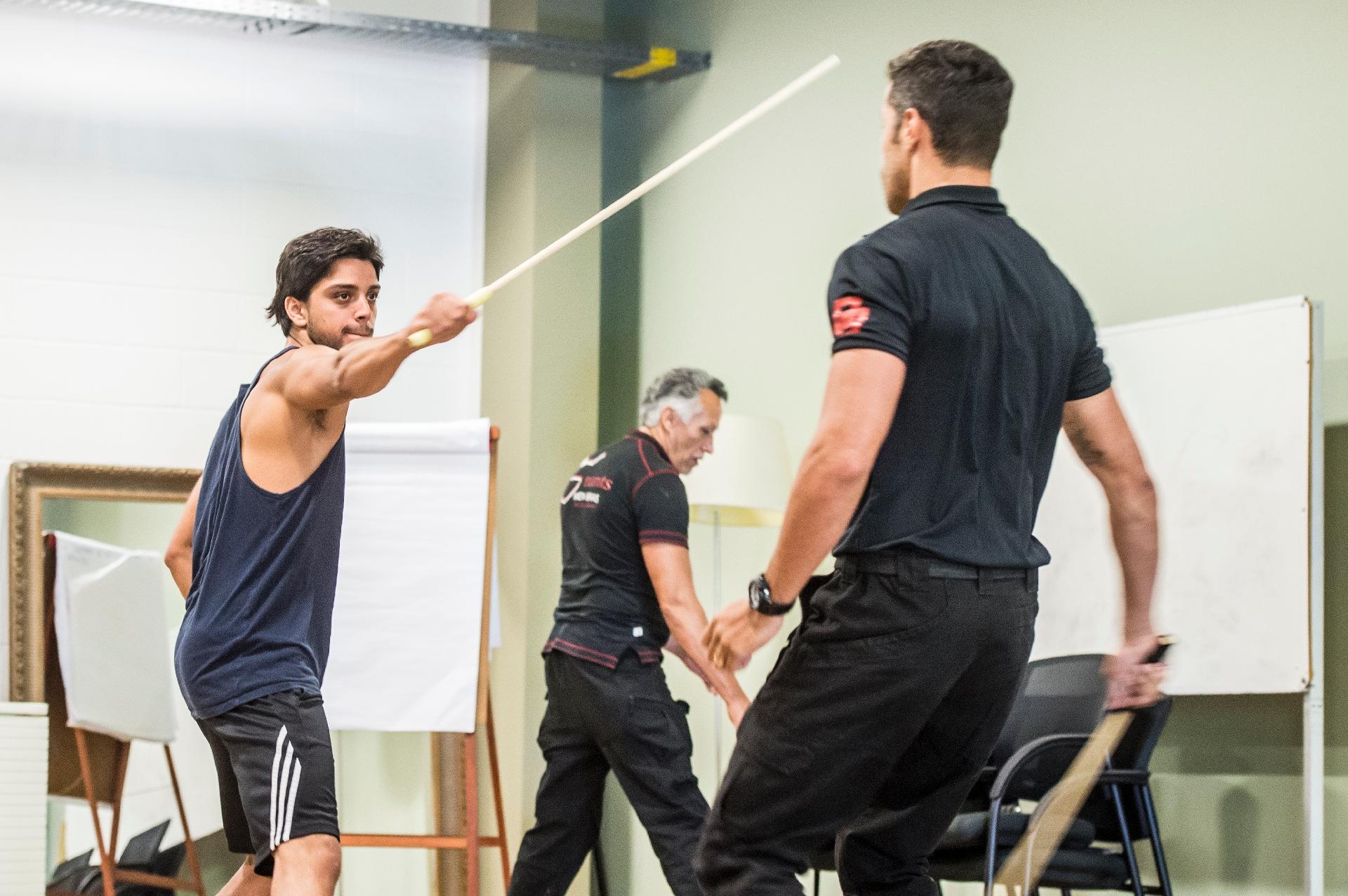 Preparação do elenco de "Novo Mundo": Rodrigo Simas, que interpretará o índio Piatã, faz aulas de luta com espada - Divulgação/TV Globo