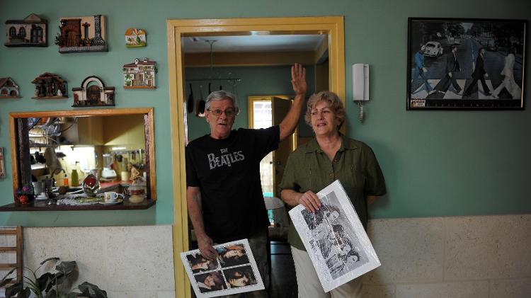 Casal fã dos Beatles mostra pôsteres em sua casa em Havana - Yamil Lage/AFP - Yamil Lage/AFP