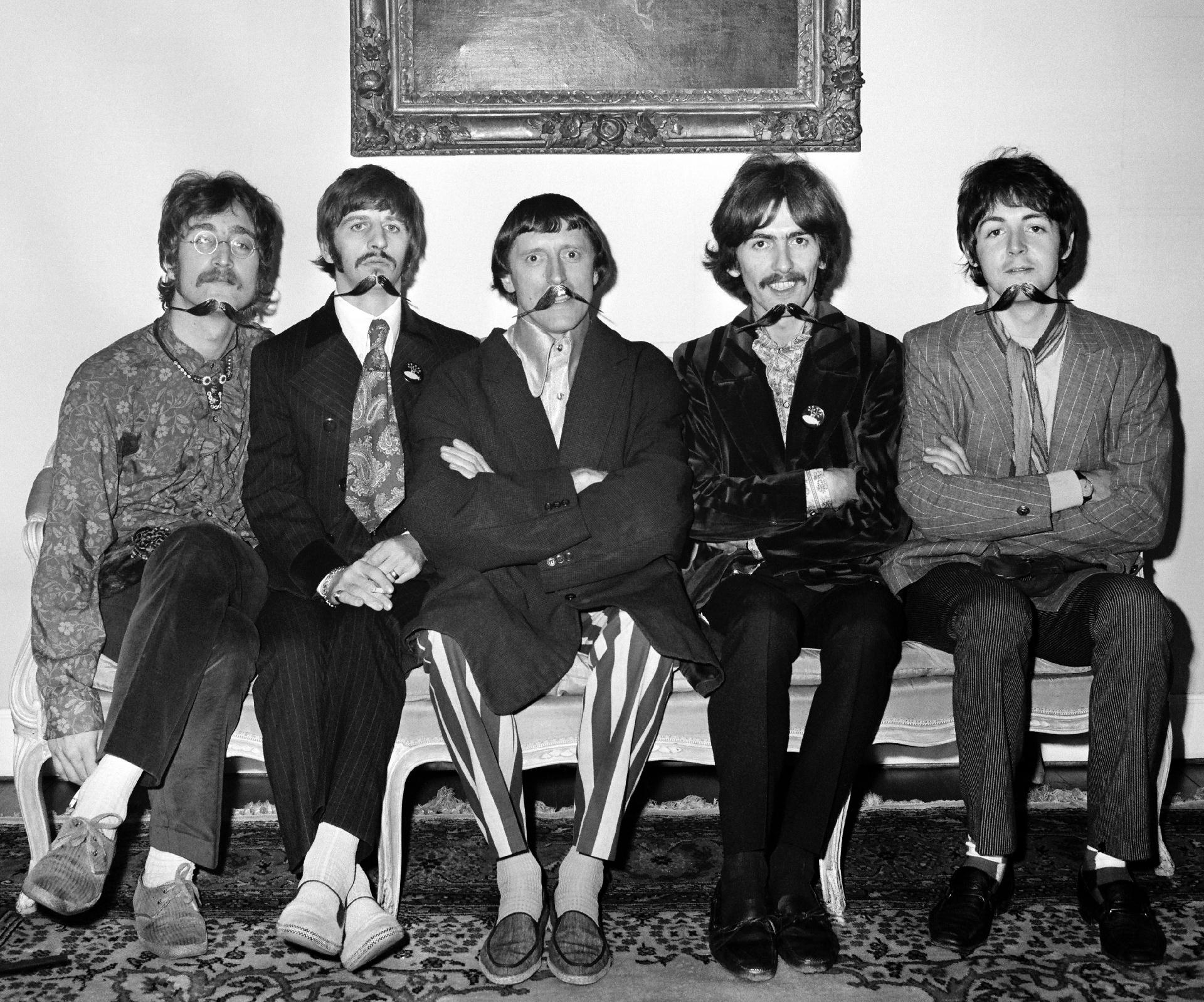 19.mai.2017 - John Lennon, Ringo Starr, George Harrison e Paul McCartney (da esq. para a dir.) posam com o apresentador Jimmy Saville (centro) durante a apresentação do disco "Sgt. Pepper's Lonely Hearts Club Band" para a imprensa, na casa do empresário Brian Epstein, em Londres - Sunday People/Mirrorpix/Mirrorpix via Getty Images