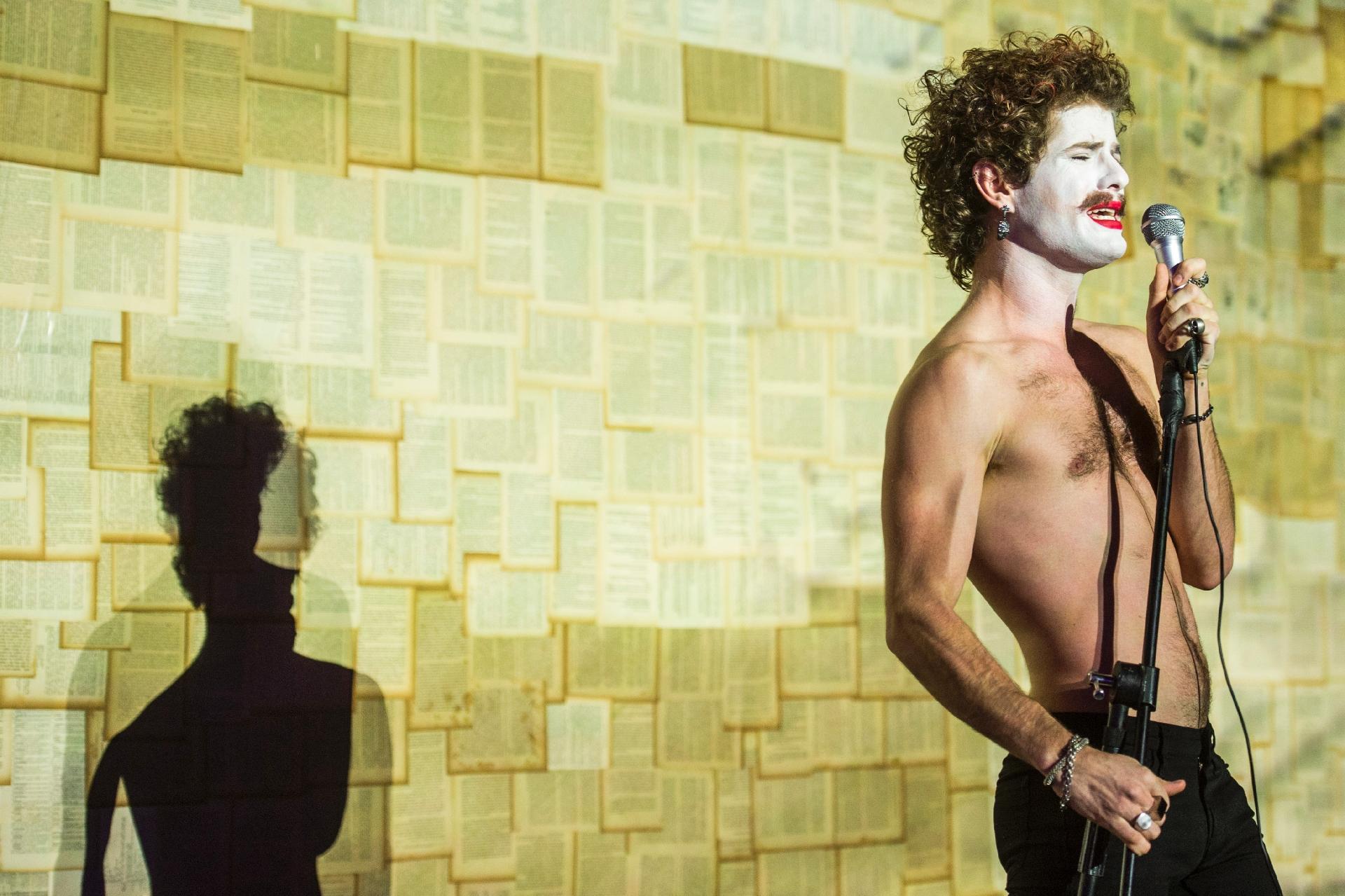 Leon (Mauricio Destri) faz performance numa boate em "Os Dias Eram Assim" - Mauricio Fidalgo/TV Globo