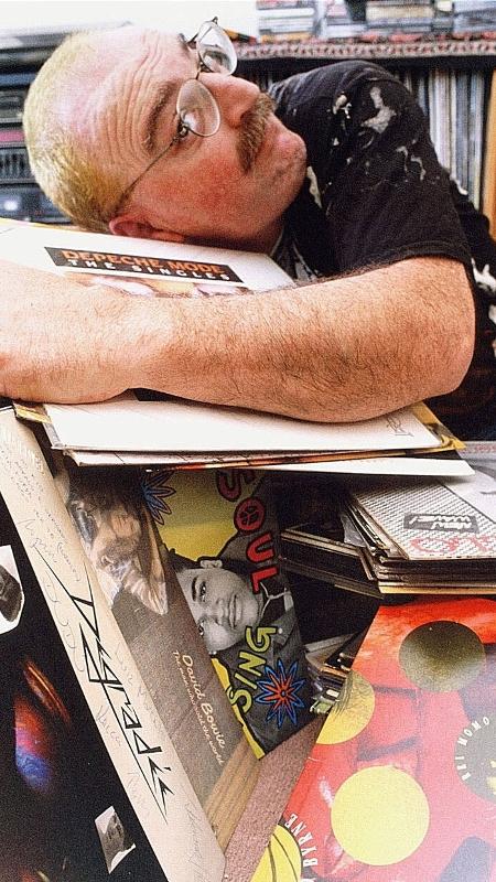 Kid Vinil posa com sua coleção de discos em 1995. Na época ele já tinha mais de 8.000 volumes - João Quaresma - 23.out.1995/Folhapress