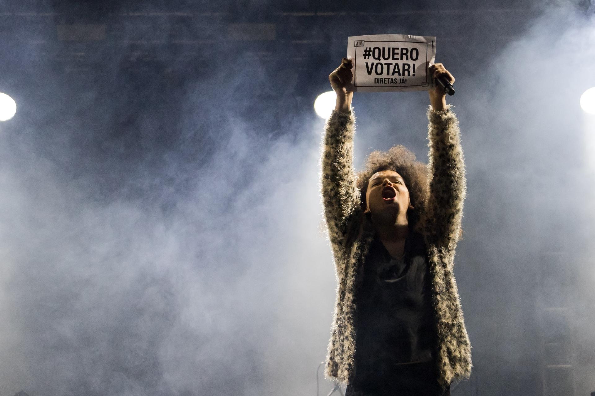 Assucena Assucena, da banda As Bahias e a Cozinha Mineira, protesta contra o governo Temer e segura o cartaz "Quero votar! Diretas já!" em show no palco da Chácara do Jockey, na Virada Cultural 2017 - Walmor Carvalho/Fotorua/Estadão Conteúdo