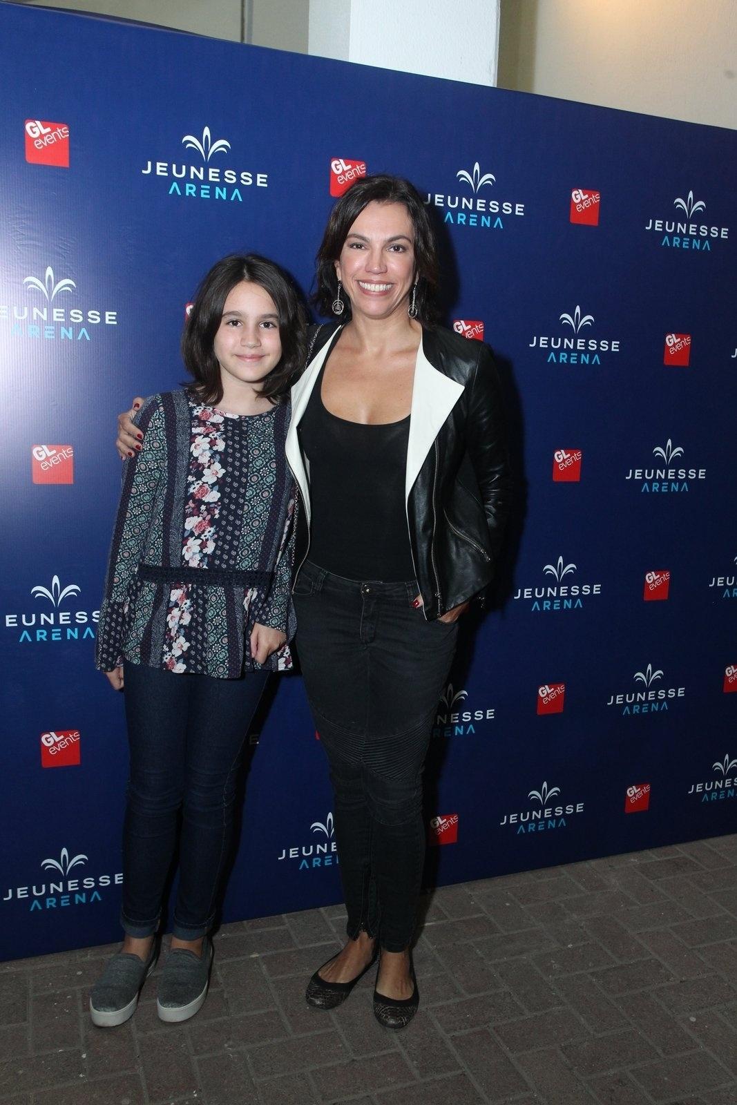 A jornalista Ana Paula Araújo curtiu o show de Ed Sheeran, no Rio, com a filha, Melissa - Marcello Sá Barretto/AgNews