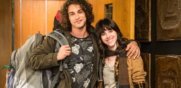 Lica (Manoela Aliperti) volta das férias acompanhada de Deco (Pablo Morais) - Marilia Cabral/TV Globo - Marilia Cabral/TV Globo