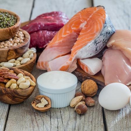 Dietas de baixa ingestão de carboidratos (low-carb) e ricas em proteínas, como a Paleo e a Atkins, prometem prolongar a sensação de saciedade - iStock