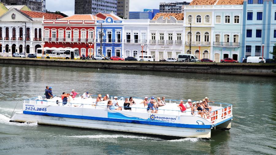 As embarcações passam ao lado de lindas áreas históricas do centro de Recife - Rodrigo Cavalcanti/Catamaran Tours