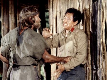 Soon-Tek Oh (à direita) contracena com Chuck Norris em "Braddock II - O Início da Missão" (1985) - Reprodução