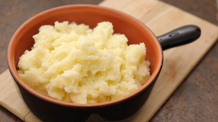 Combine o purê de batata com proteínas magras, como frango