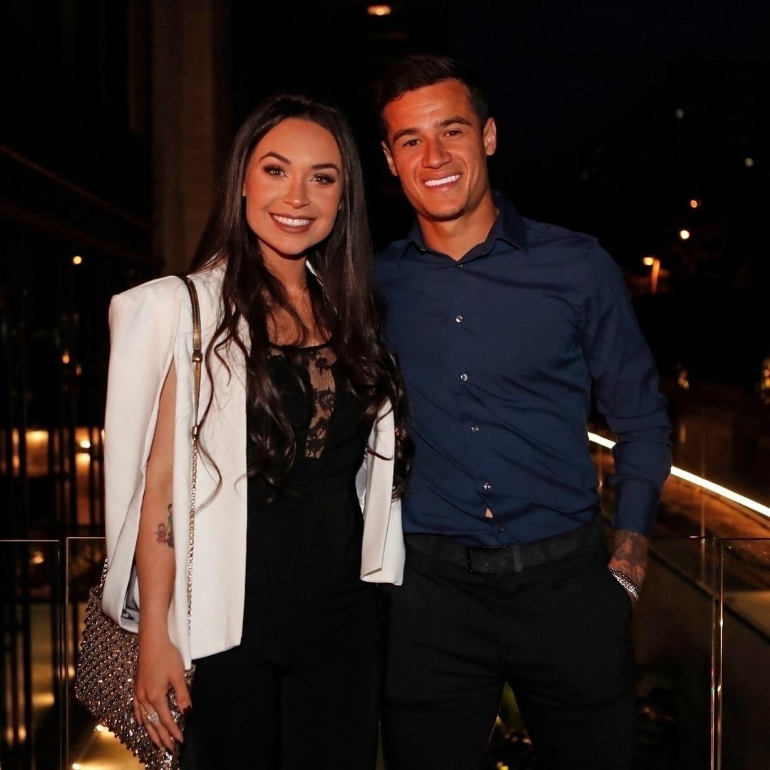 Aine é casada com Philippe Coutinho há mais de cinco anos. O romance entre eles é antigo, começou na adolescência e hoje eles são pais de Maria. Ano passado, o casal renovou os votos de 5 anos de união com uma festa luxuosa no Copacabana Palace, no Rio, com decoração inspirada em Veneza. No Instagram, Aine tem mais de 220 mil seguidores que acompanham fotos de sua rotina com a família - Reprodução/Instagram