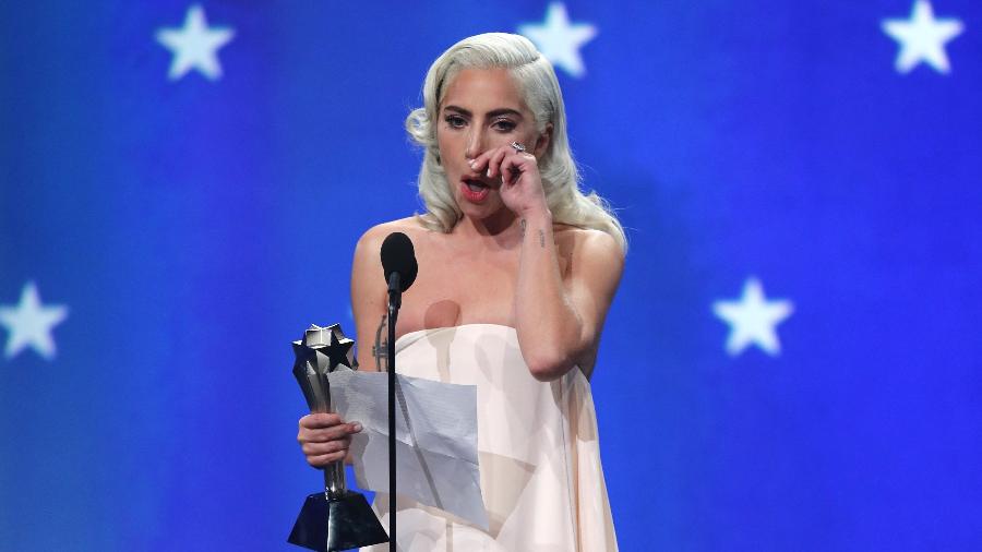 Lady Gaga se emociona no Critics" Choice Awards -  REUTERS/Mike Blake