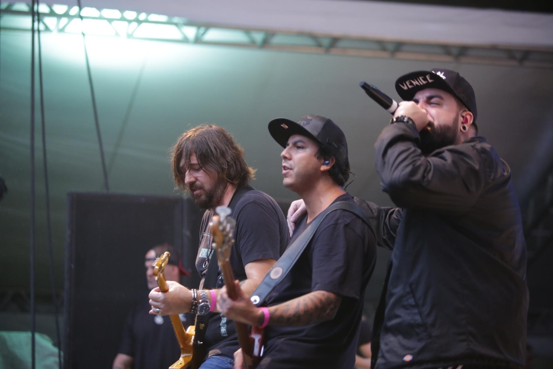 O guitarrista Marcão, o baixista Heitor e o vocalista Panda em show tributo ao Charlie Brown Jr realizado no Vale do Anhangabaú durante o aniversário de São Paulo - Diego Padgurschi/UOL