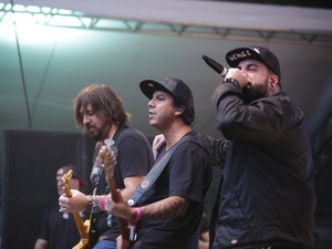 O guitarrista Marcão, o baixista Heitor e o vocalista Panda em show tributo ao Charlie Brown Jr realizado no Vale do Anhangabaú durante o aniversário de São Paulo - Diego Padgurschi/UOL