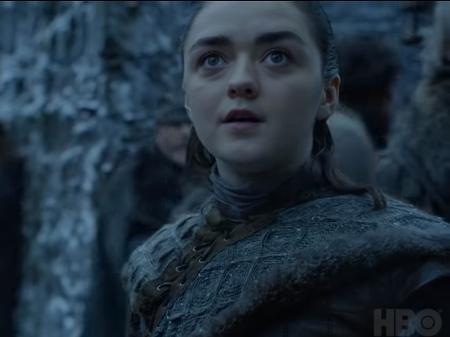Arya (Maisie Williams) se impressiona com dragão em cena da oitava temporada de "Game of Thrones" - Reprodução/YouTube
