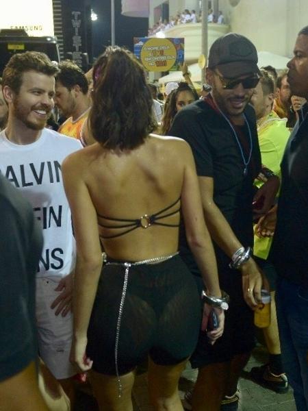 A atriz Bruna Marquezine usou um body preto e uma saia transparente para curtir o segundo dia do Carnaval de Salvador - Andre Muzell/Brazil News