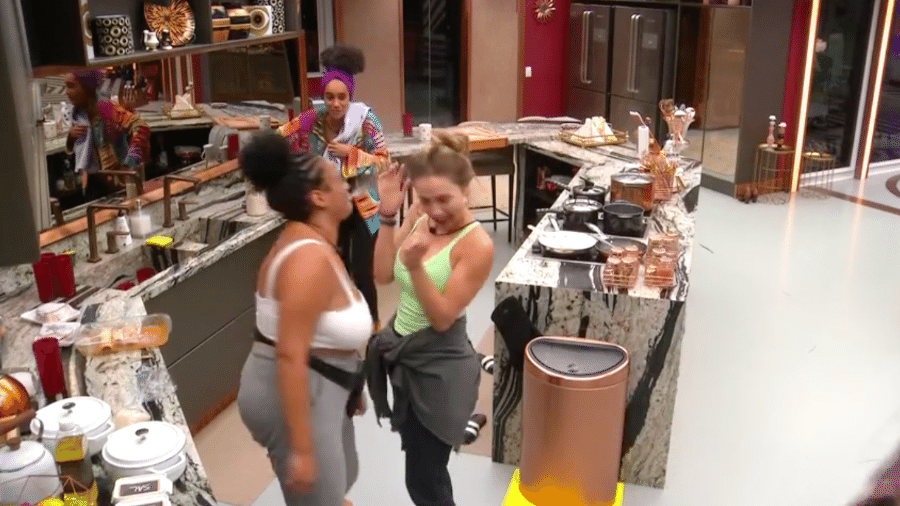 Sisters fazem guerra de farinha na cozinha - Reprodução/GloboPlay