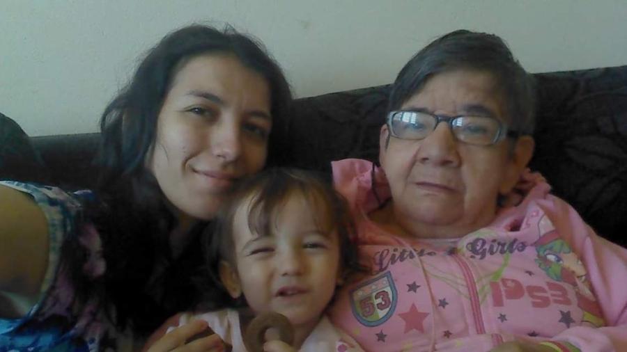 Gláucia, a filha Emily e Cotinha: Família acolheu a idosa após hospital onde ela morava ter fechado as portas - Acervo pessoal