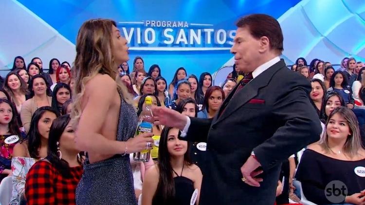 Silvio implica com vestido de Lívia Andrade, com as costas à mostra - Reprodução/SBT - Reprodução/SBT