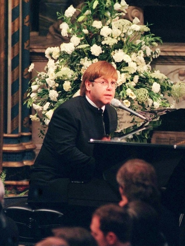 Descobrir 86+ imagem elton john rosa da inglaterra br.thptnganamst.edu.vn