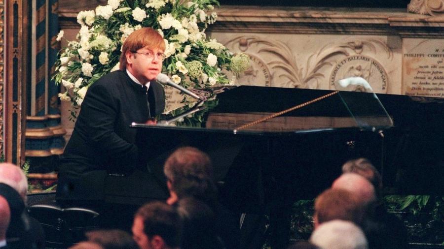 06.set.1997 - Elton John canta Candle in the Wind no funeral da Princesa Diana  - Anwar Hussein/WireImage