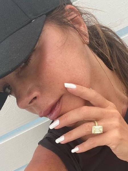 Victoria Beckham mostra anel que ganhou de presente do marido, David Beckham, em 2018 - Reprodução/Instagram/@victoriabeckham