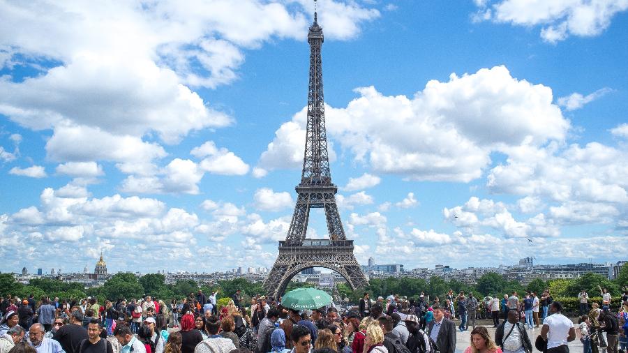 Turistas lotam os arredores da Torre Eiffel, em Paris (foto de 2017) - NurPhoto via Getty Images