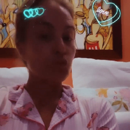 Angélica faz biquinho com pijama da Pantera Cor de Rosa - Reprodução/Instagram