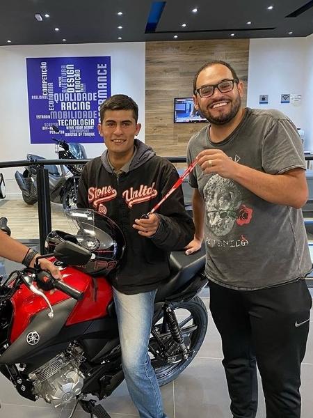 Humorista Matheus Ceará (direita) entregou moto para o entregador Matheus Pires - Reprodução/Instagram