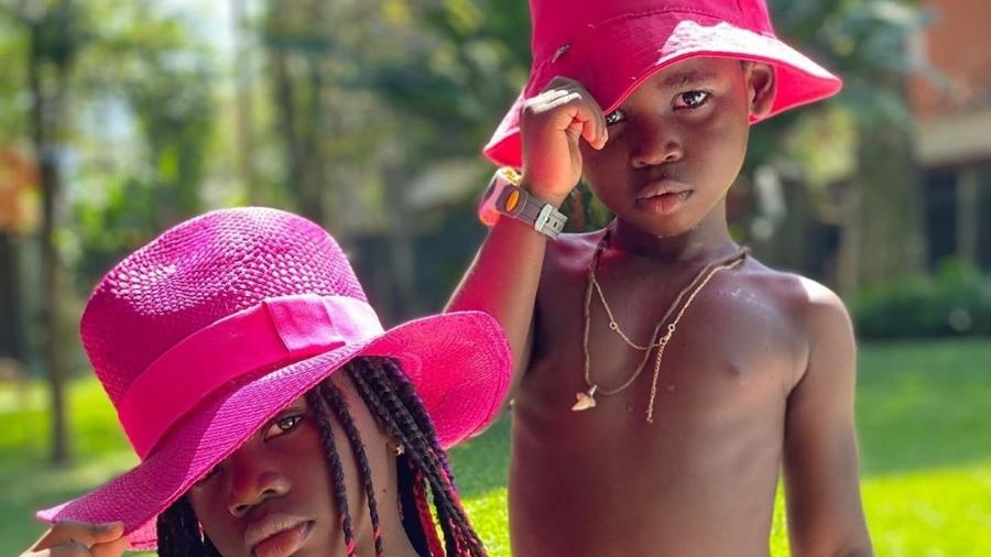 Titi e Bless posam com chapéu pink - Reprodução/Instagram