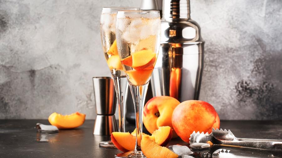 Bellini: drinque preparado com espumante - Getty Images/iStockphoto