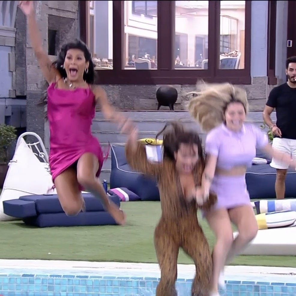 BBB 21: Pocah e Thaís pulam na piscina para comemorar