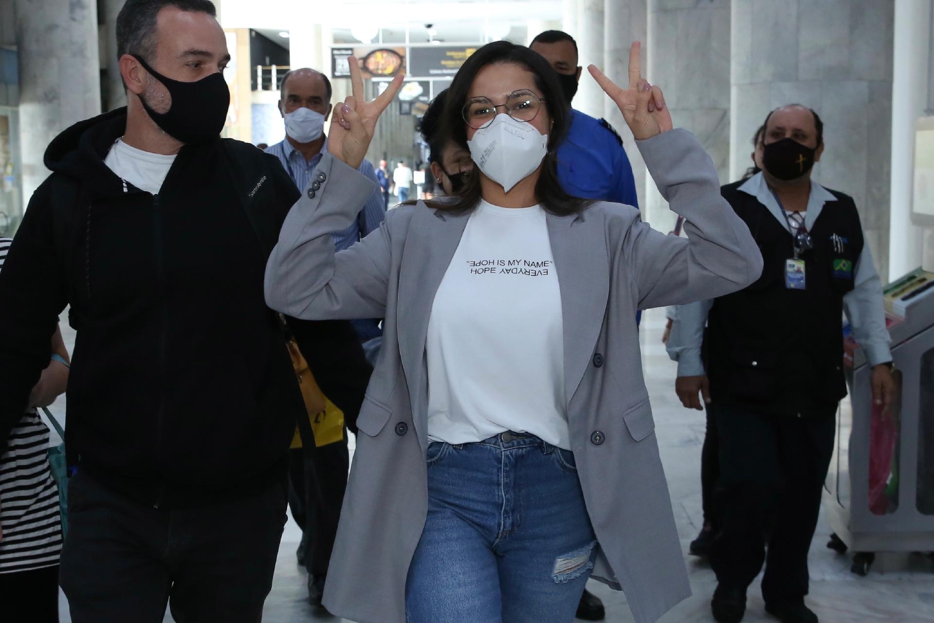 Juliette, campeã do "BBB 21", no aeroporto Santos Dumont, no Rio de Janeiro - ROBERTO FILHO / BRAZIL NEWS