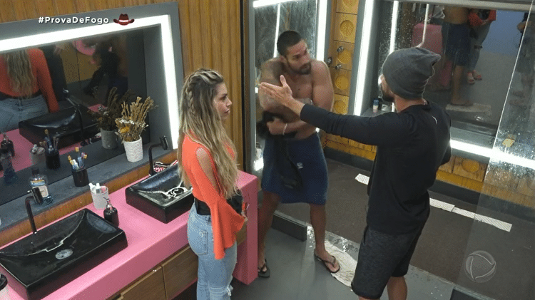A Fazenda 2021: Bil Araújo e Erasmo Viana discutem no banheiro - Reprodução/PlayPlus - Reprodução/PlayPlus