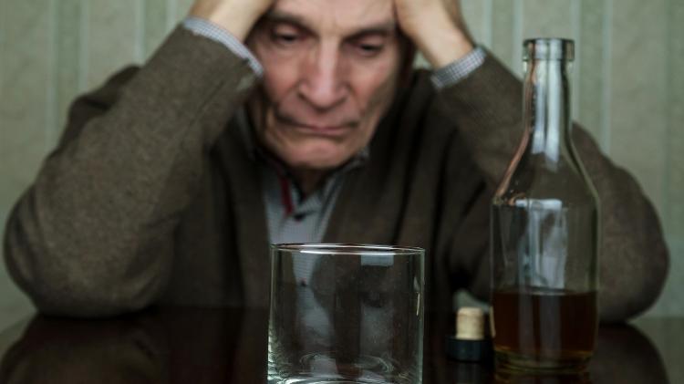 Idoso com copo de bebida alcoólica, velho, alcoolista, alcoólatra, alcoolismo - iStock - iStock
