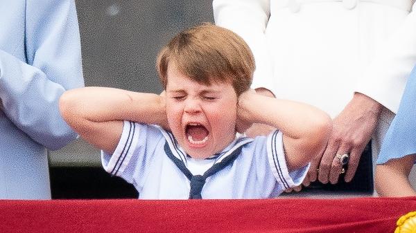 Príncipe Louis gritando durante o desfile aéreo no jubileu de platina da rainha